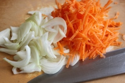 нарезаем лук и морковь