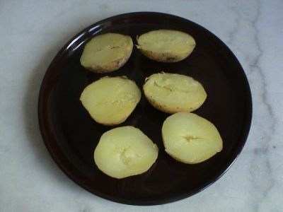 готовый картофель разрезаем пополам