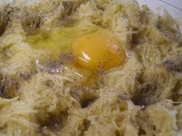 добавляем яйцо и сливки в картошку