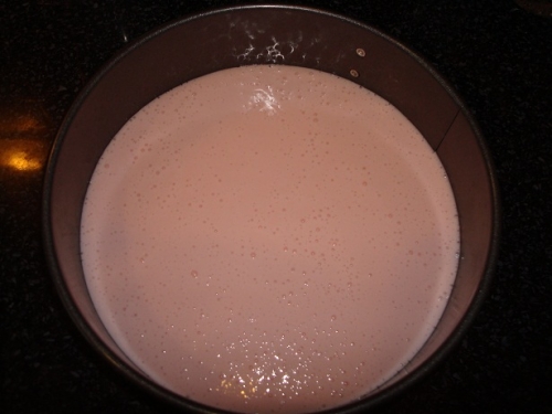 сметана в соединении с жидкостью для желе превращается в желейно-сметанную смесь