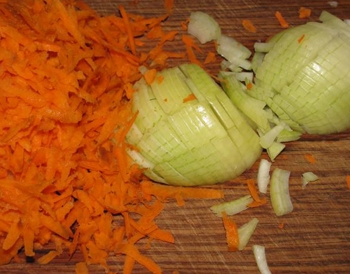Шинкуем морковь и лук