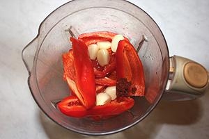 С помощью блендера измельчаем ингредиенты для маринада
