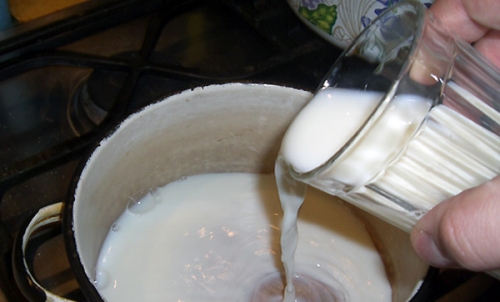 Выливаем молоко в кастрюлю