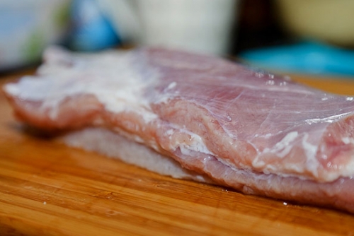 ВЫкладываем мясо свинины на разделочную доску