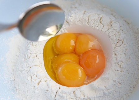 Добавляем к ингредиентам яичной лапши оливковое масло
