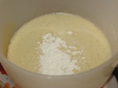 Добавляем к яично-сахарной смеси разрыхлитель и ванильный сахар