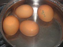 Отвариваем яйца