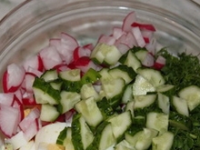 Выкладываем рубленые овощи в салатницу