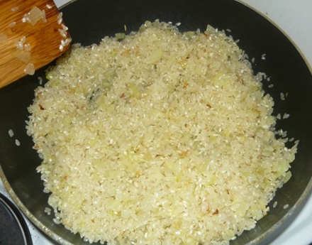 Обжариваем рис