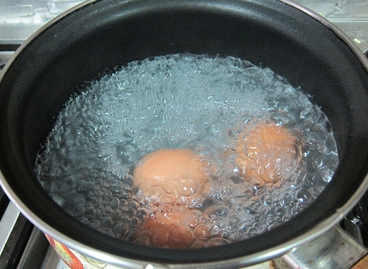 Отвариваем яйца вкрутую
