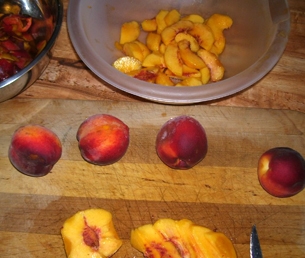 Подготавливаем персики к варке