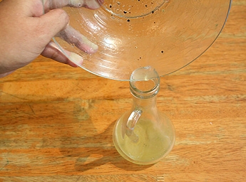 Переливаем лимонный соус в соусницу