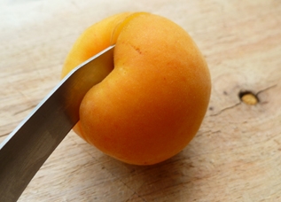 разрезаем абрикосы на две половинки