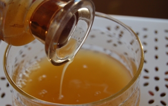смешиваем воду, мед и растительное масло