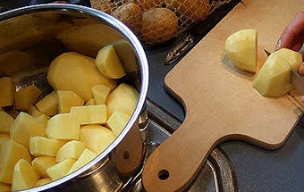 нарезаем картофель на небольшие кусочки