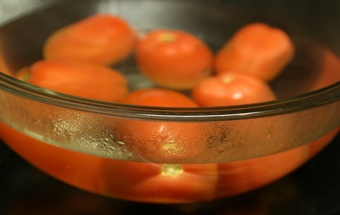 заливаем свежие помидоры кипятком