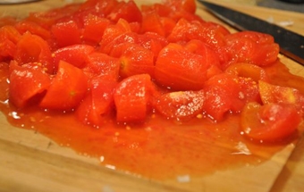 измельчаем помидоры