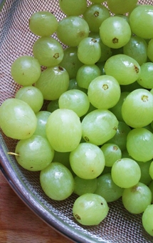 отделяем ягоды винограда от грозди
