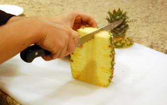 разрезаем ананас на четыре части