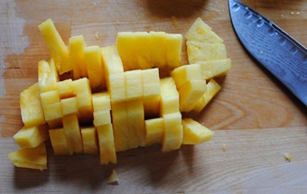 нарезаем ананас на кусочки
