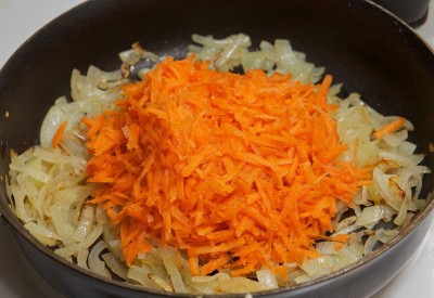 обжариваем морковь с луком