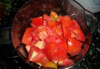 измельчаем помидоры в блендере