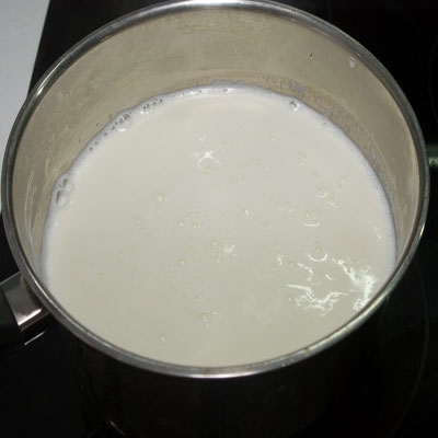 кастрюля с молоком