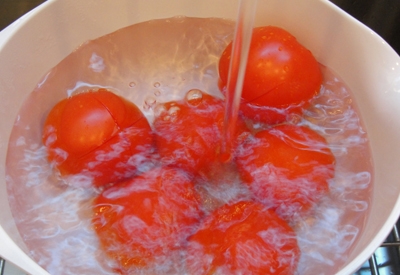 заливаем помидоры кипятком