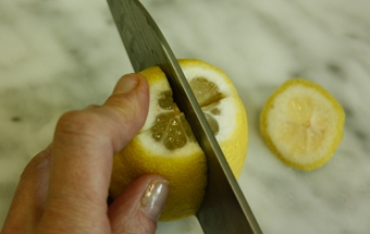 нарезаем лимон