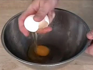 разбиваем яйца в миску