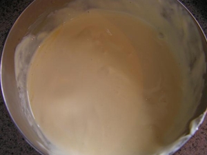 перемешиваем взбитую яично-сахарную массу со сметаной, сгущенкой и сливочным маслом
