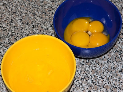 яйца в мисках