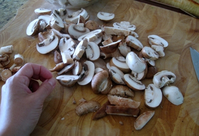 нарезаем грибы на кусочки