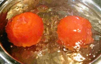 заливаем помидоры кипятком