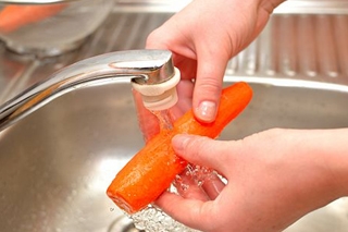 промываем очищенную морковь под водой