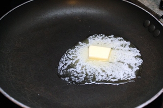 выкладываем сливочное масло в сковороду