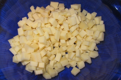 нарезаем сыр на кубики