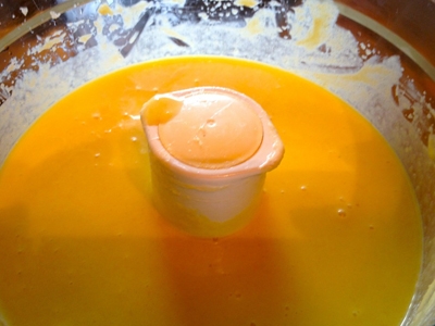 перемешиваем яйца с тестовой смесью