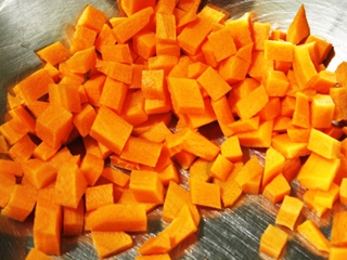 нарезаем на кусочки морковь