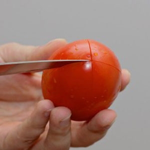надрезанный помидор