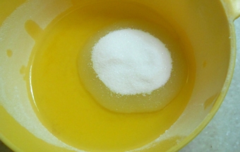 перемешиваем растопленый маргарин с сахаром
