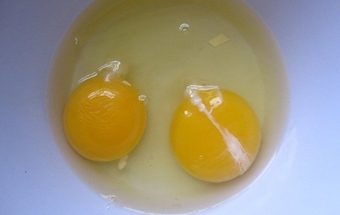 разбиваем яйца в тарелку