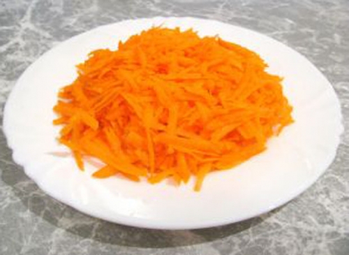 Шаг 2: подготавливаем морковь и сыр.