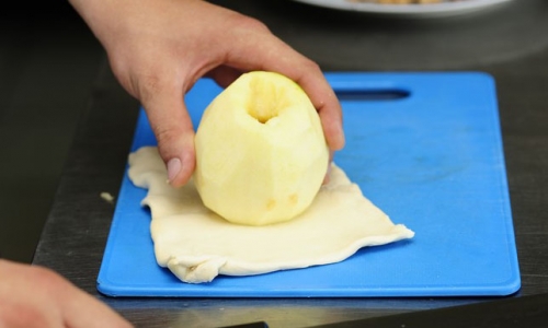 Шаг 5: выкладываем яблоки на квадраты из теста.