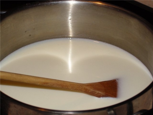 Размешиваем сахар в кипящем молоке
