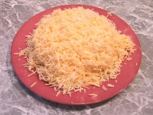 Трем сыр на мелкой терке и смешиваем с чесноком