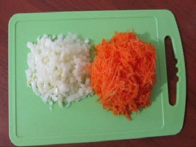 Измельчаем лук и трем морковь