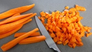 Нарезаем морковь на мелкие кусочки