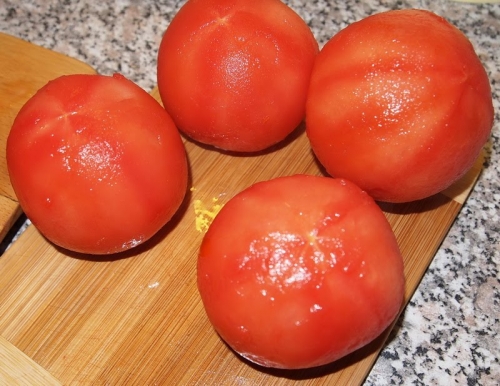 Очищаем помидоры от кожицы