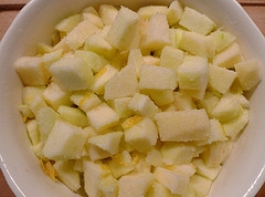 Нарезаем очищенные яблоки кубиками